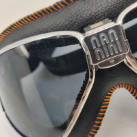 LUNETTES NANNINI CRUISER - Couleur : Chrome poli - Cuir noir - Surpiqûres orange, Couleur verre : ECRAN Gris antibuée