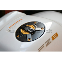 DUCATI / MV AGUSTA / YAMAHA TRAPPE A ESSENCE EVOTECH 1-5 DE TOUR - Couleur bouchon intérieur de trappe : ORANGE, Couleur extérieur de trappe : ROUGE, Couleur vis de trappe à essence : ROUGE