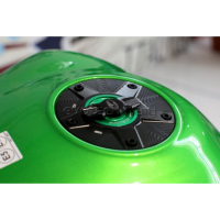 KAWASAKI TRAPPE A ESSENCE EVOTECH 1-5 DE TOUR - Couleur extérieur de trappe : ROUGE, Couleur bouchon intérieur de trappe : VERT, Couleur vis de trappe à essence : ROUGE