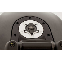 DUCATI DIAVEL/ MONSTER 696/796/1100 TRAPPE A ESSENCE EVOTECH 1-5 DE TOUR - Couleur bouchon intérieur de trappe : VERT, Couleur extérieur de trappe : TITANE, Couleur vis de trappe à essence : ROUGE