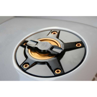 SUZUKI TRAPPE A ESSENCE EVOTECH 1-5 DE TOUR - Couleur vis de trappe à essence : ROUGE, Couleur bouchon intérieur de trappe : OR, Couleur extérieur de trappe : SILVER 