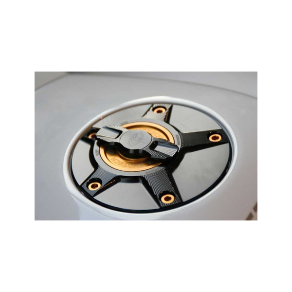 SUZUKI TRAPPE A ESSENCE EVOTECH 1-5 DE TOUR - Couleur extérieur de trappe : ROUGE, Couleur bouchon intérieur de trappe : VERT, Couleur vis de trappe à essence : OR