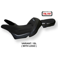 HOUSSE DE SELLE COMPATIBLE YAMAHA V-MAX 1700 (08-17) MODÈLE ODESSA VELVET - Logo : AVEC LOGO, Couleur : ARGENT, Type : STANDARD