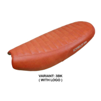 HOUSSE DE SELLE COMPATIBLE TRIUMPH SCRAMBLER 1200 19-23 MODÈLE HULL - Logo : AVEC LOGO, Couleur : CHAMEAU, Type : STANDARD