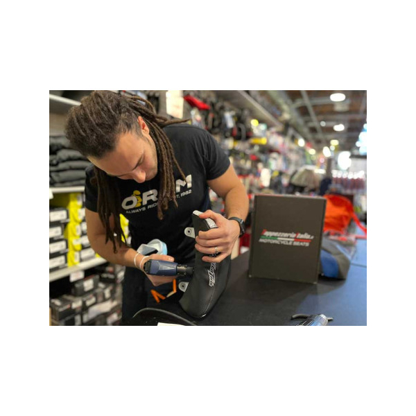 MONTAGE HOUSSE DE SELLE TAPPEZZERIA - MONTAGE HOUSSE DE SELLE TAPPEZZERIA : Selle Pilote et Selle Passager