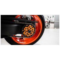 PORTE COURONNE ET ECROUS KTM 1290 SUPERDUKE R / GT - Couleur porte couronne : NOIR, Couleur écrous couronne : BLEU, Couleur écrou porte couronne : ORANGE